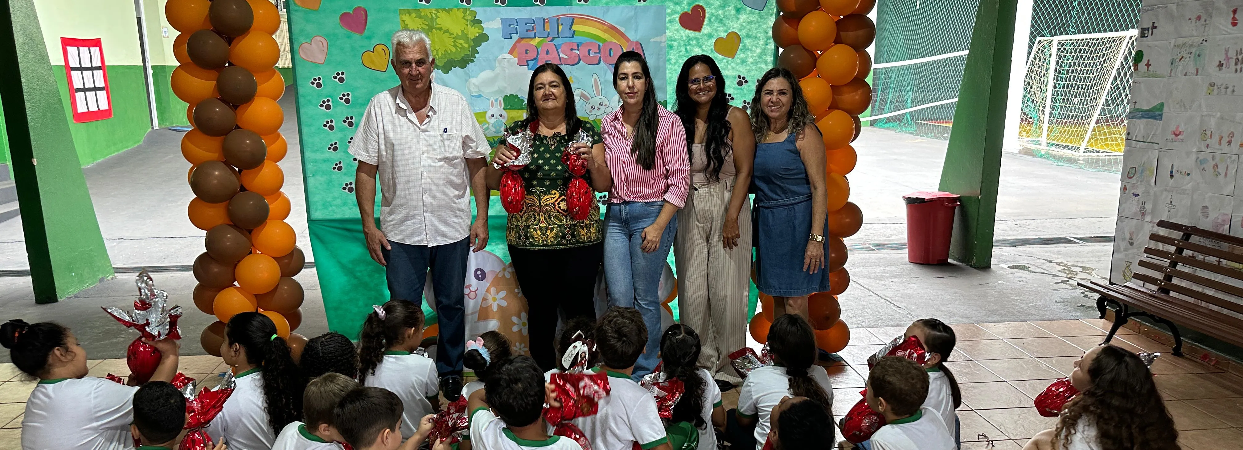 Alegria de Páscoa: Prefeito entrega ovos aos alunos