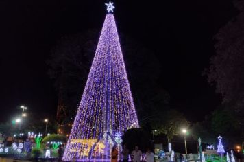 As luzes de Natal já brilham na Praça Nossa Senhora do Carmo.
