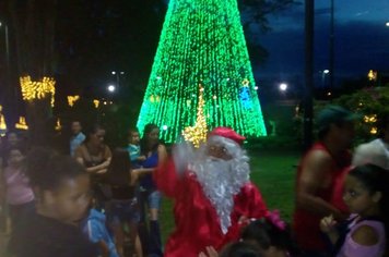 Papai Noel dança, brinca e distribui brinquedos na Praça