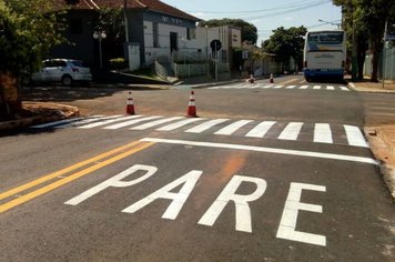 Prefeitura realiza pintura de faixas de pedestre nas ruas da cidade.