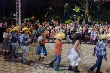 Prefeitura promove festa junina na Praça. 