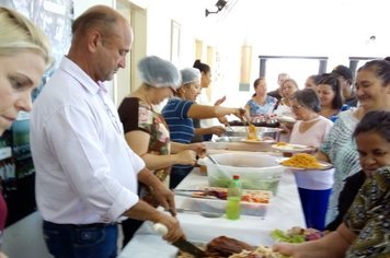 Comemora Dia dos Pais com almoço de confraternização.