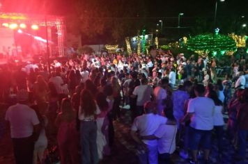 Prefeitura realiza festa de Réveillon em praça pública.