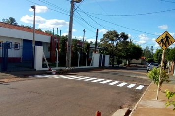 Rua da Escola Pro infância ganha faixa de pedestre.
