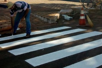 Pintura de faixas de pedestres em Platina