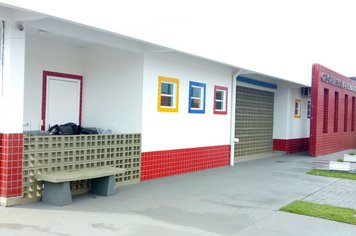 ESCOLA ADÃO DE CAMARGO LIMA RECEBE PINTURA