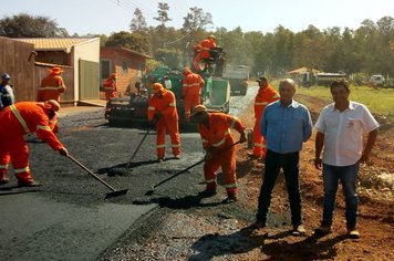 Prefeitura faz recapeamento asfáltico em diversas ruas da cidade.