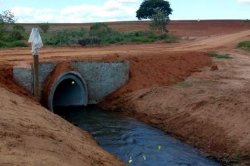 PREFEITURA CONSTRÓI PONTE SOBRE O CÓRREGO LAGOA