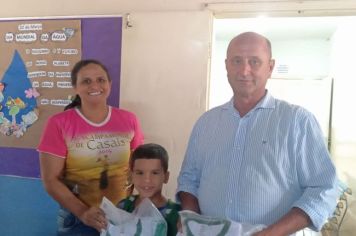 Prefeitura entrega uniforme para alunos da Rede Municipal