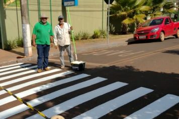 PREFEITURA REVITALIZA PINTURA DE FAIXAS DE PEDESTRES.