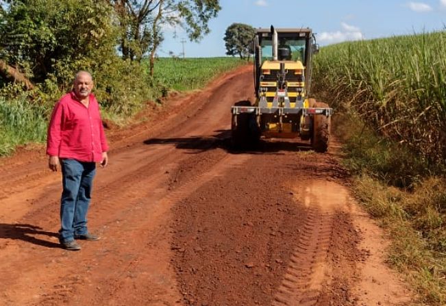 Manutenção em estrada rural 