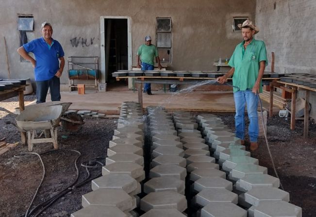 Equipe prepara lajotas sextavadas