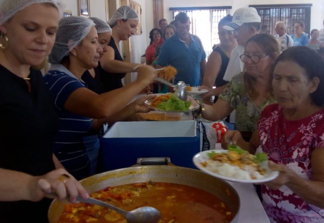 Almoço dos idosos em comemoração à Páscoa.