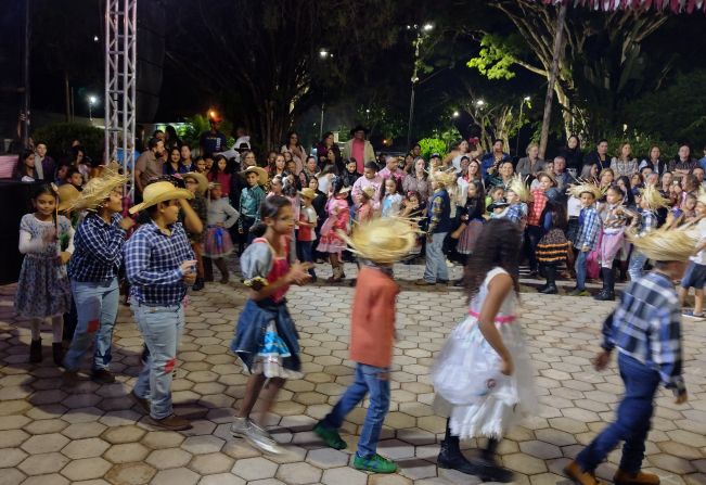 Prefeitura promove festa junina na Praça. 