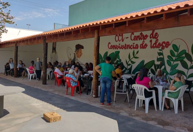 Terceira Idade ganha homenagem ao Dia dos Pais.