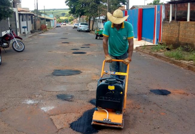 Prefeitura inicia operação tapa buraco em ruas da cidade.