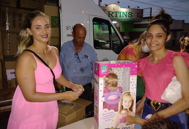 Festa de Natal reúne centenas de crianças na Praça da Matriz.