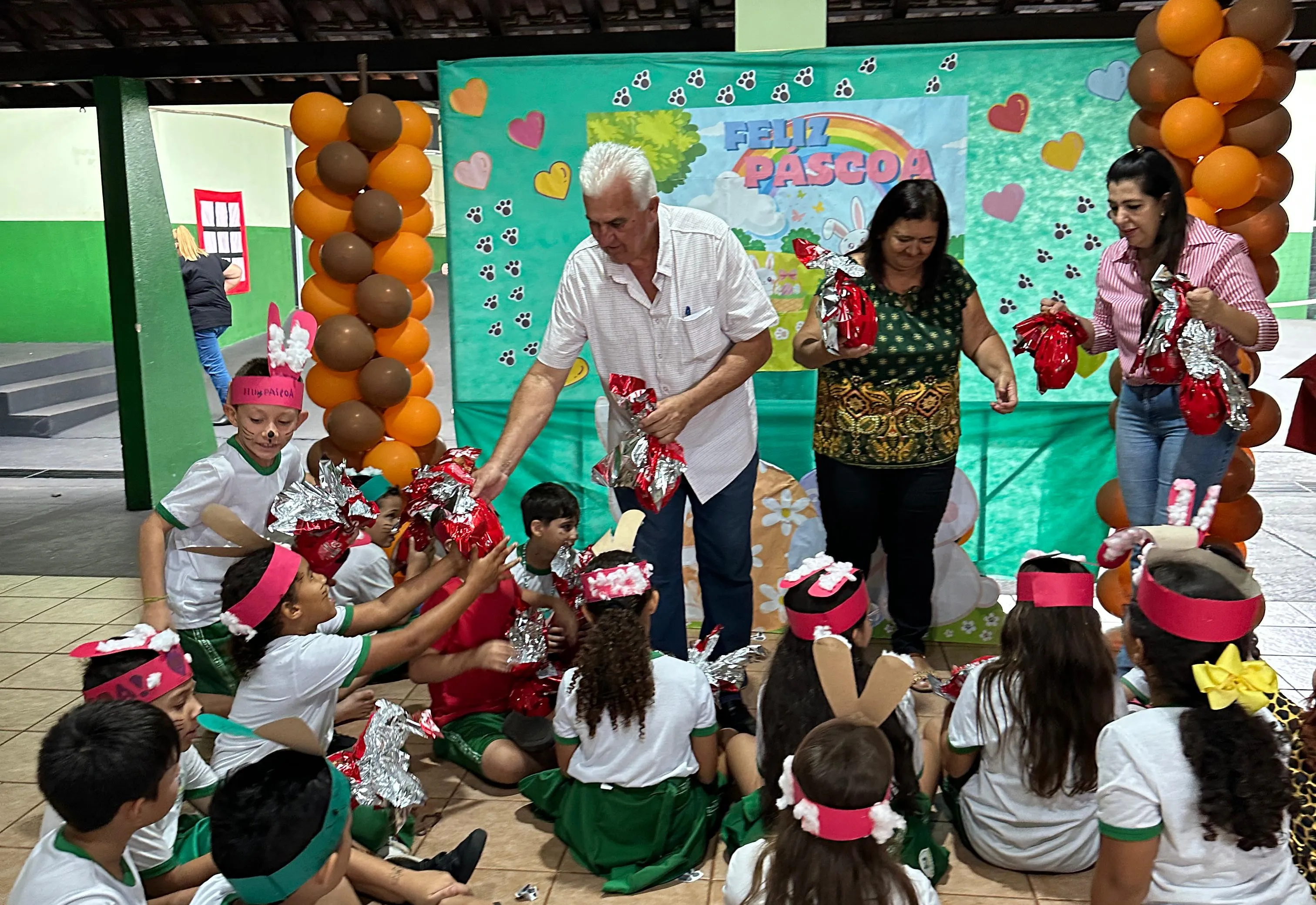 Alegria de Páscoa: Prefeito entrega ovos aos alunos