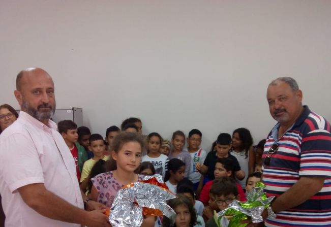 Prefeitura entrega Ovos de Páscoa a rede Municipal e Estadual da Educação.